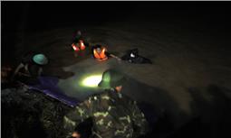 Bộ đội 409 thức trắng đêm cùng người dân xã Tiên Sơn cứu đê